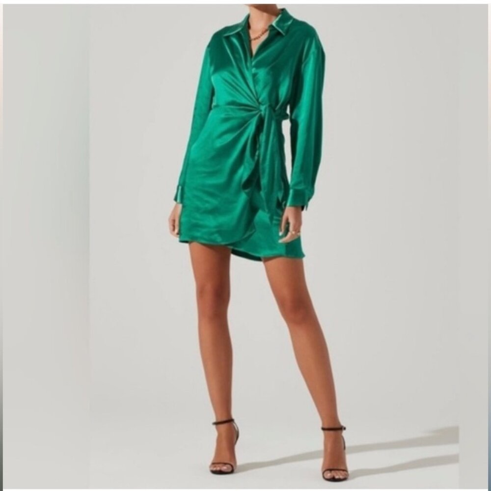 ASTR the Label Satin Wrap Point Collar Emerald Mini Dress Size Medium